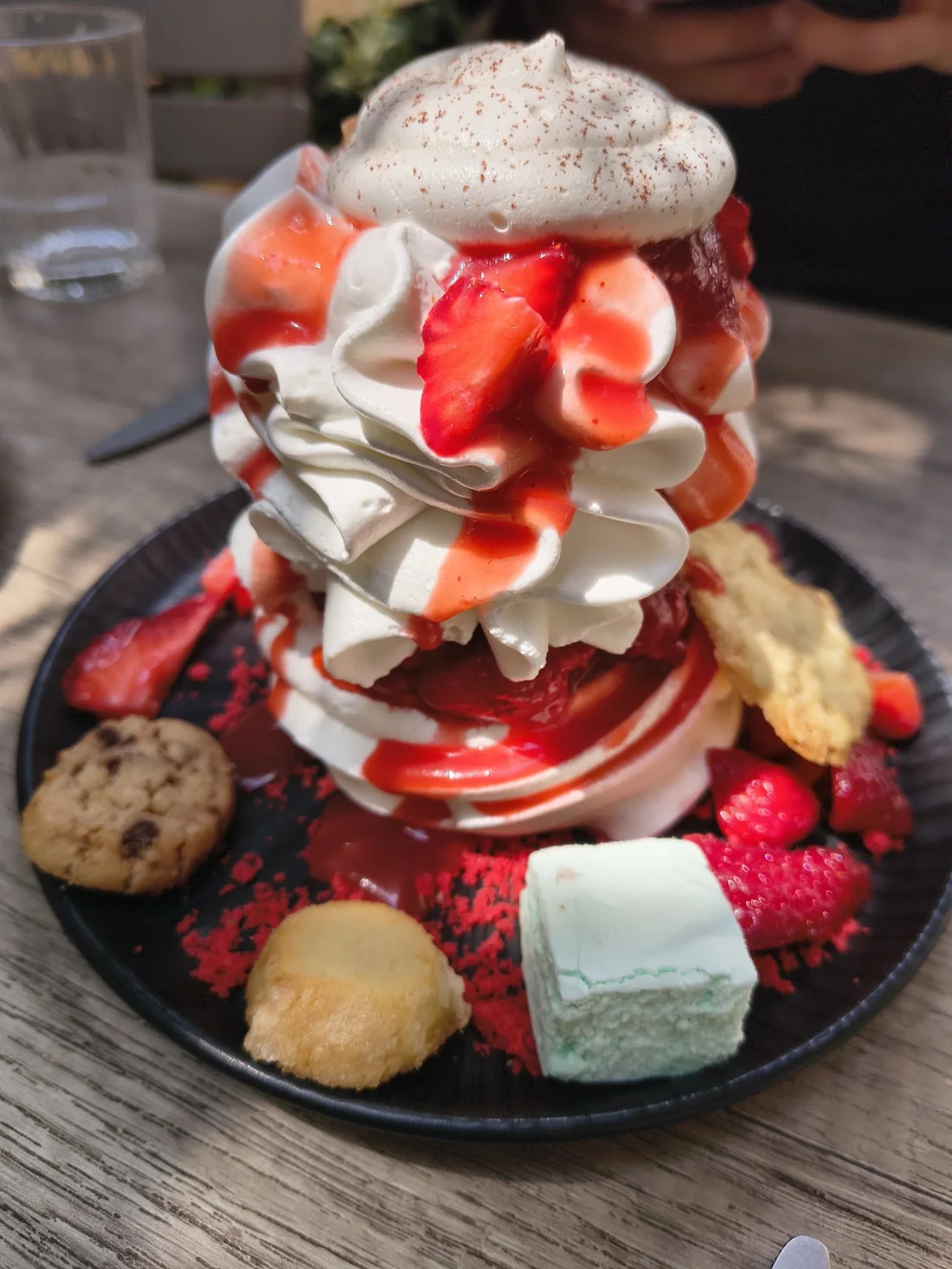 Tour de meringue et de fraises, biscuits et guimauve