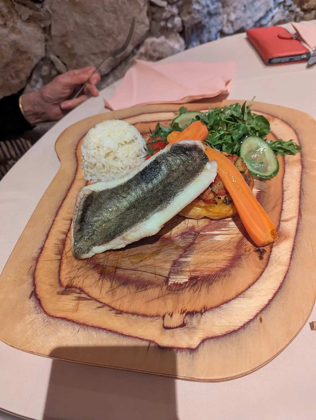 Filet de poisson, riz et carottes, sur planche de bois