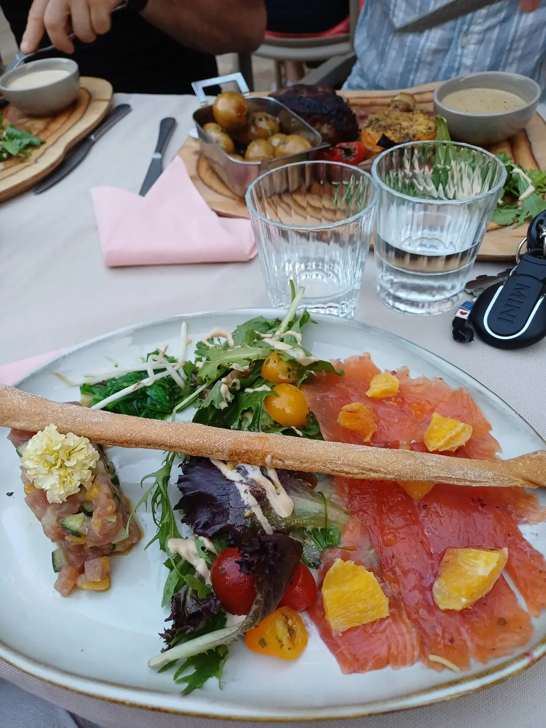 Assiette de saumon, tartare, salade et gressin