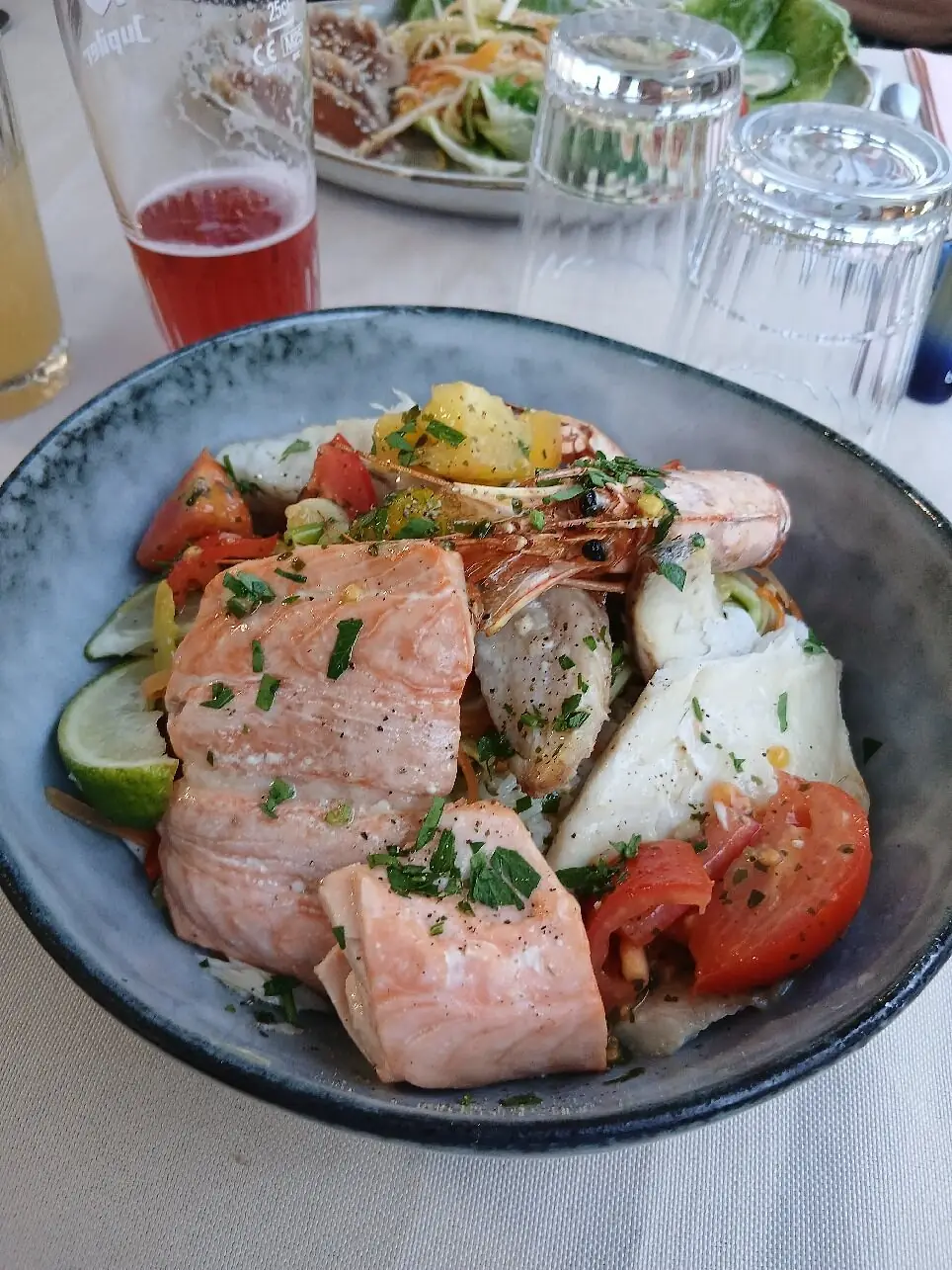 Bol de saumon, crevette, tomates et herbes