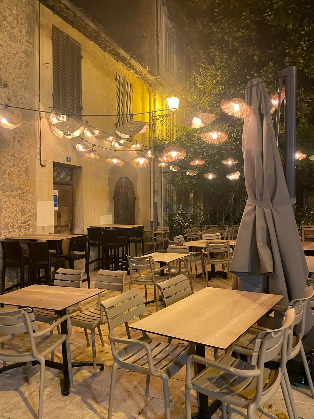 La terrasse le soir, sous des guirlandes lumineuses